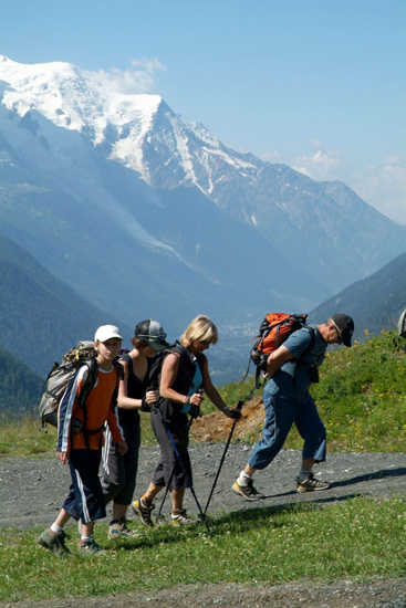 Heureusement que Nicolas est là pour encourager Christine et les autres car la route est encore longue pour atteindre le sommet !
