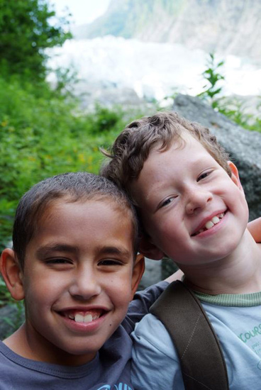 Nous y voilà, on est aux pieds du glacier des Bossons, et ça donne le sourire à Ilias et Léo !
