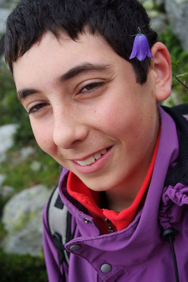 Quand Grégoire trouve une fleur assortie à son blouson, il ne s’en sépare plus !