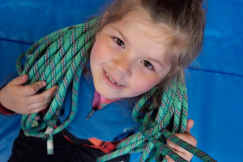 Chaleureux sourire d’une petite fille en cordes alitée… (Louane)