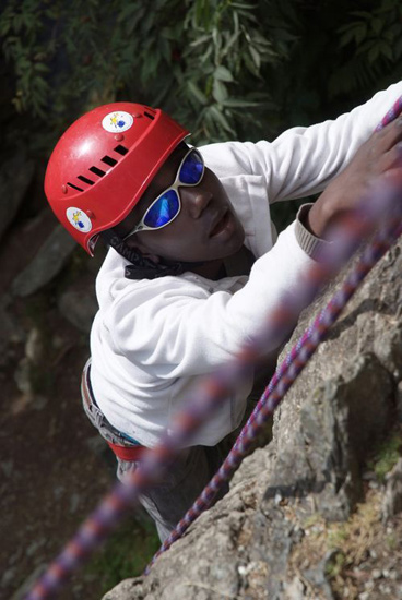 Avec ses lunettes, Hamidou a décidé de voir la vie en bleu !
