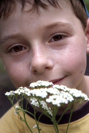Je ne vous dirai pas à qui Jérémy va offrir ces jolies fleurs !