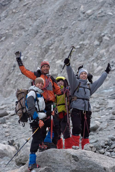 Au niveau de la mer, nous pouvons enfin compléter notre équipement : crampons aux pieds et piolet à la main !