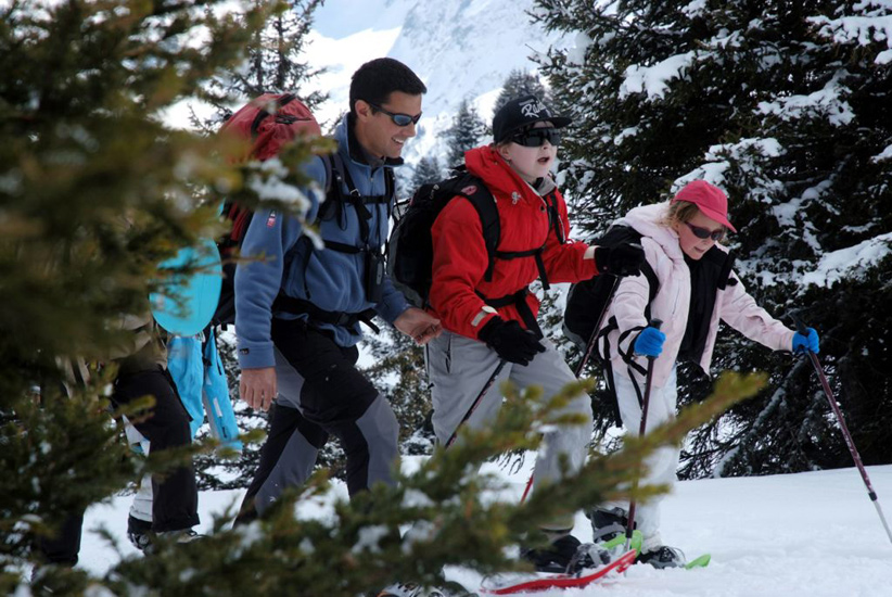 Célia n’en revient pas, elle marche sur la neige au milieu du printemps ! (Clara)