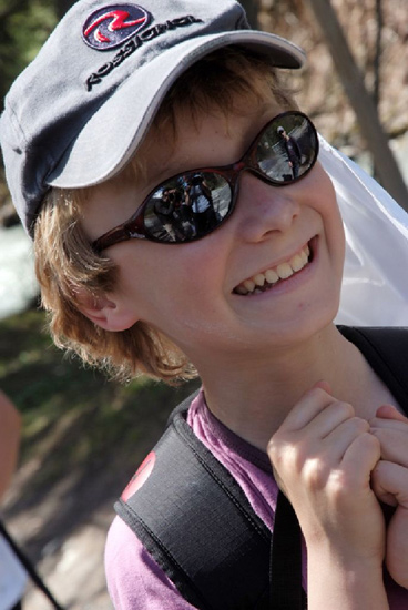 Sourire de Tom.
