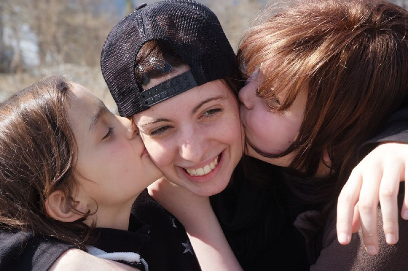 Pause tendresse pour Léa et Anaïs, entourant Manon !