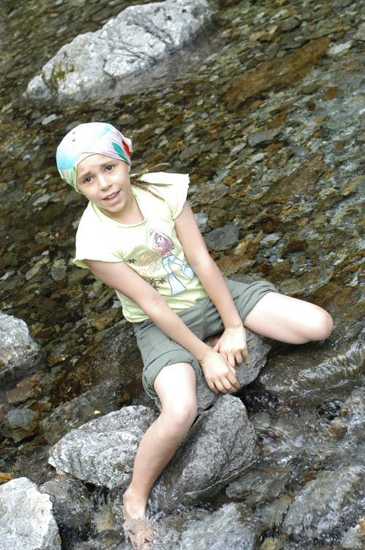 Lise se rafraîchit les pieds, surchauffés par plusieurs kms de marche active !