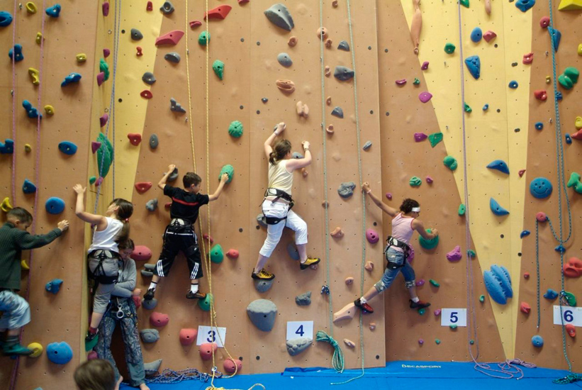 Groupe de roc ! Toute la petite bande s’attaque au mur !