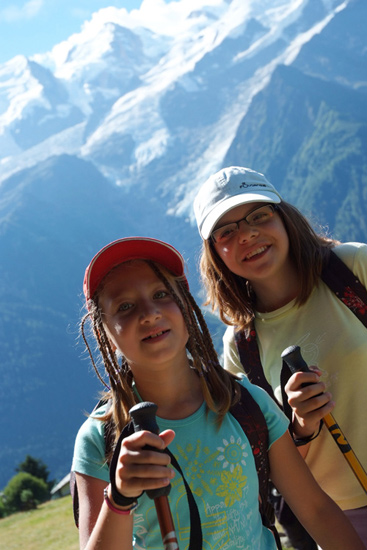 Alors les filles, ça vous plaît de voir la neige en plein été ? (Manon et Elsa).
