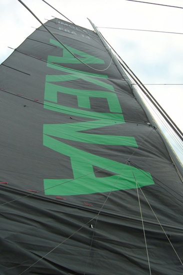 La grande voile du célèbre bateau d