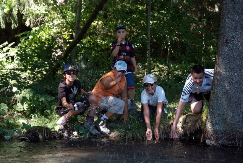 Jeux d’eau ! Petit rafraîchissement bienvenu en cette journée caniculaire ! (Alrik, Shahin, Antoine, Benoît et Yoann)