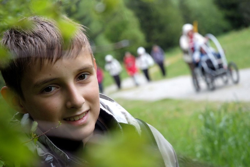 Petite pause à l’abri de la pluie pour Thibaut, en attendant les copains !