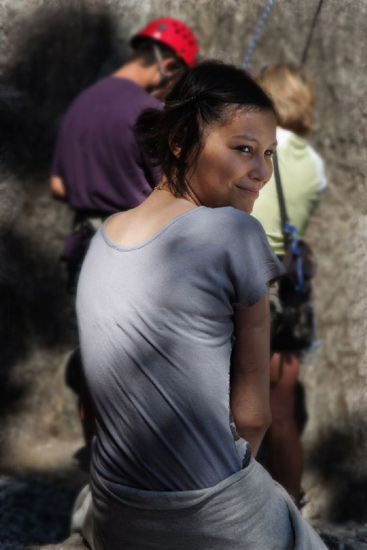 La charmante Naomi, confortablement installée aux premières loges de ce spectacle en plein air.