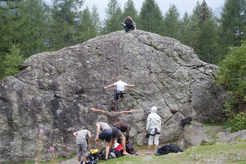 Accompagnés de nos guides, nos premiers pas en escalade !