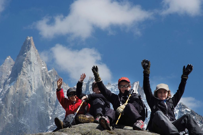 Alpinistes en herbe, entourés de pics mythiques ! Abderahmane, Valentin, Florian et Victorien.