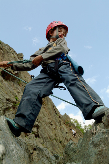 Maxance se prépare à descendre en rappel. Préparez-vous en bas, j’arrive !