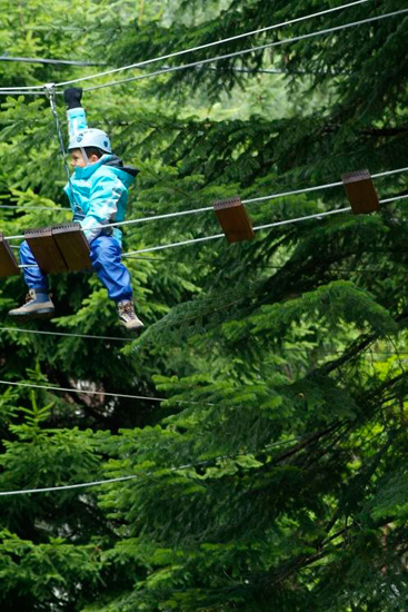 Passerelle-passoire ! Lucas, piégé par une marche manquante…