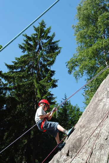 Voici un rappel parfaitement négocié par Léo, on dirait qu’il glisse sur la paroi !