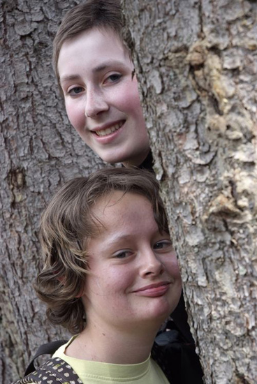Entre deux arbres, deux belles ! (Hélia et Camille)