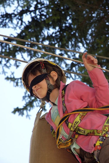 Même à l’aveugle, Lauren se joue des obstacles avec talent !