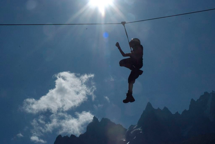 Au-dessus des aiguilles de Chamonix, figure libre pour Alrik !
