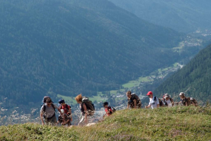 Surplombant la vallée de Chamonix, nous restons concentrés pour ne pas faire de faute sur l’étroit sentier !