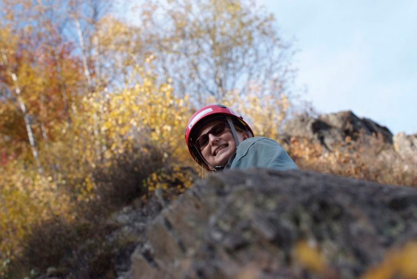 Arrivée au sommet de sa voie, Morgane souffle et laisse éclater sa joie