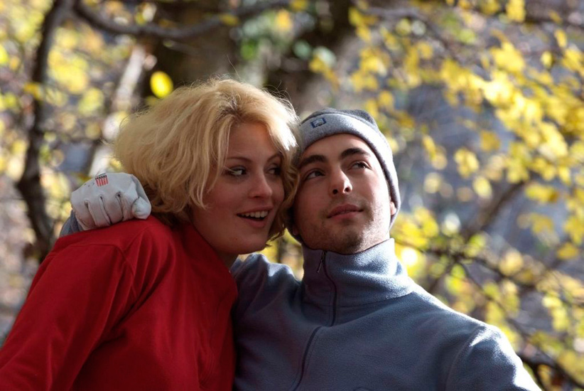 Au sol petite réunion complice et romantique entre Laura et Tim…