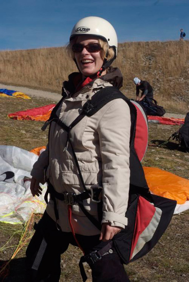Parapentiste en tenue. Prête à faire le grand saut : Laura !