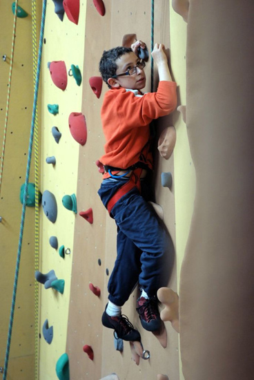 Kevin rampe sur les murs tel un serpent !