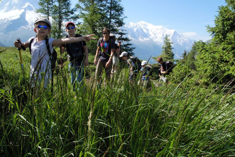 Derrière nous, comme pour nous encourager silencieusement, toute la chaîne du Mont-Blanc.