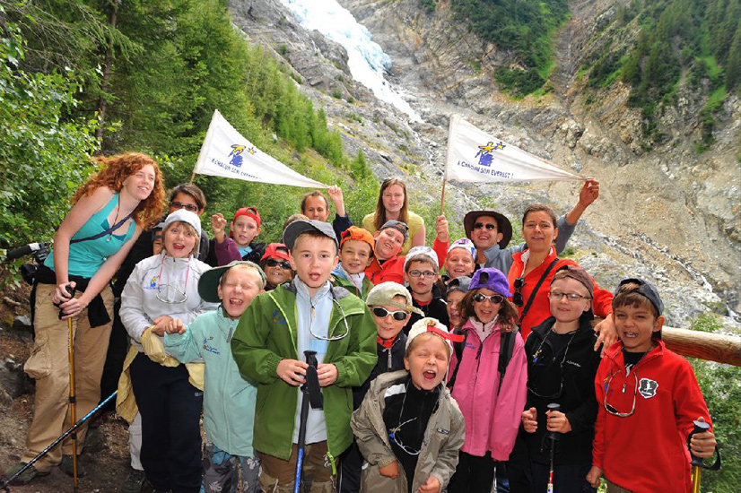 Le groupe avec le glacier derrière.