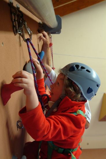 Jeune escaladeuse au sommet de son art ! Shirley.