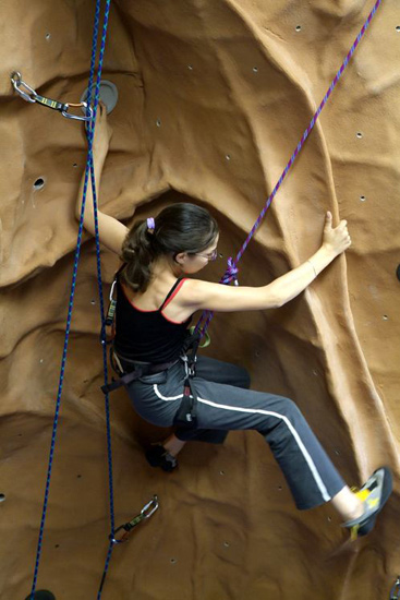 Marie en plein effort sur une paroi bien délicate. Elle s’en sort comme une championne !