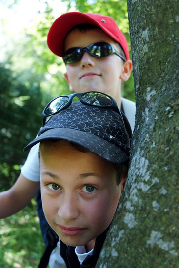 Auprès de notre arbre, nous vivions heureux ! (Jérôme et Vincent).