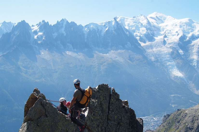 Petite pause en arête le temps que notre guide remonte les cordes et nous trace notre nouveau tronçon !
