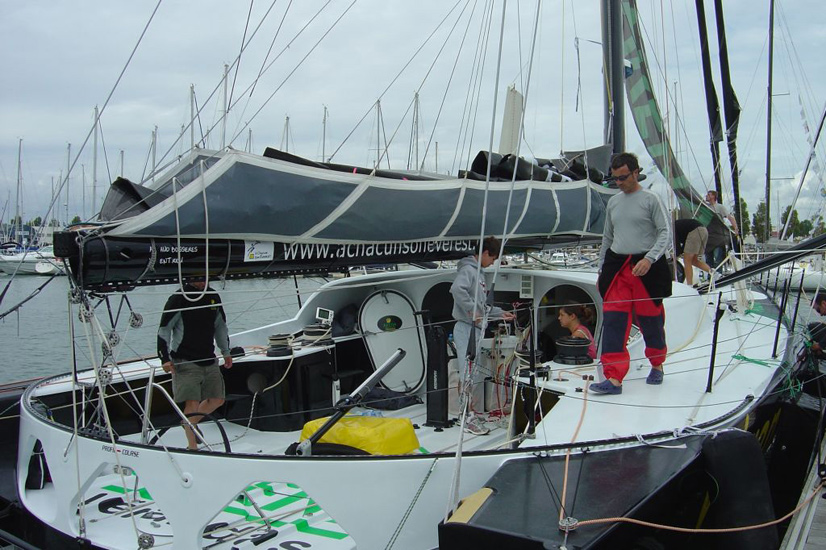 Margaux et Antoine prennent leur marques sur le bateau au milieu de l