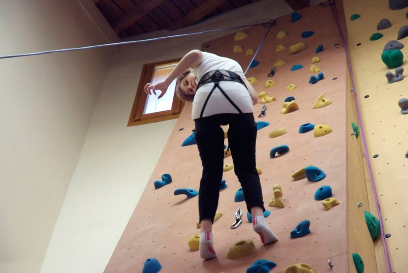 Spider-woman ! A la dure, sans chaussons, les exploits bluffants de Laura !