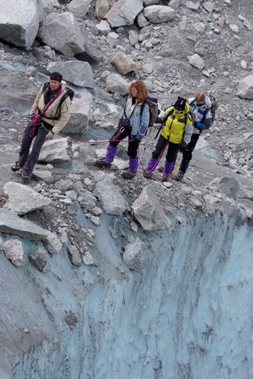 Le long d’une crevasse géante, pour le frisson, la cordée de Bolo, Céline, Agnès et Paul !