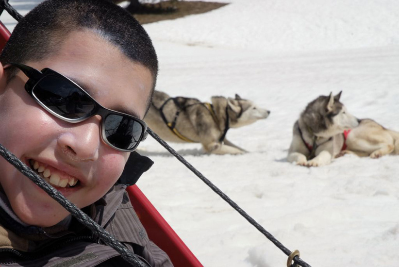 Ayoub est très heureux de passer un moment avec les huskies, ce n’est pas tous les jours qu’il en voit !