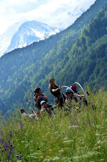 Au pied des sommets alpins, l’équipe matinale joyeusement perdue en plein alpage !