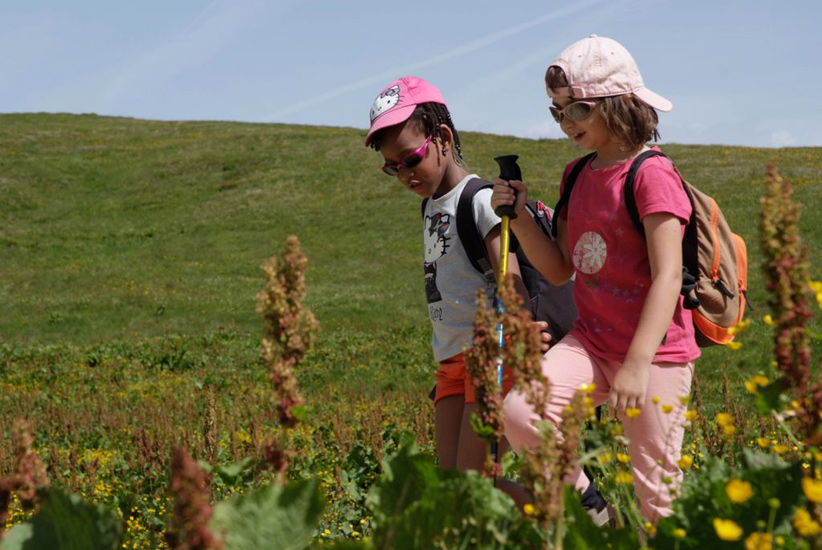 Un brin de causette en pleine nature sous un beau soleil, le rêve pour Adeline et Anna-Jhyn !