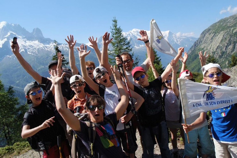 Petite photo du groupe « grand côté », sous un soleil de plomb.
