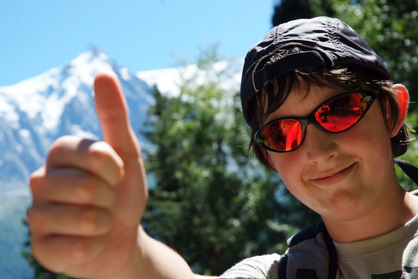 Tu devrais mettre de la crème sur tes lunettes Fred, elles ont pris un coup de soleil !