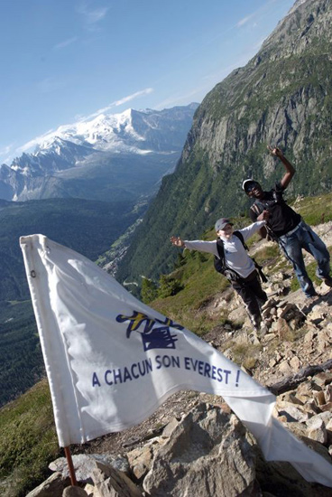 Ça y est, on y arrive ! Mais pourquoi il y a déjà un drapeau là-haut ? (Aristide)