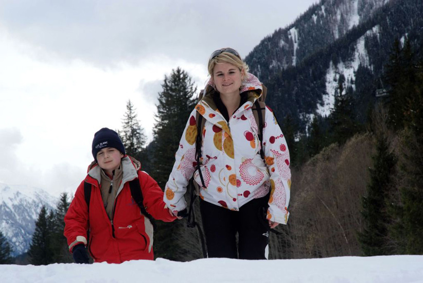 Vu d’ici, on dirait que Simon et Pauline s’enfoncent dans la neige !
