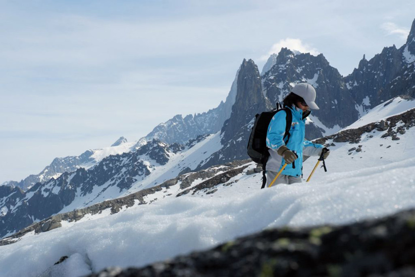 Le bleu du ciel en blouson, le blanc de la neige en casquette, Maëlys sait se confondre avec le paysage !