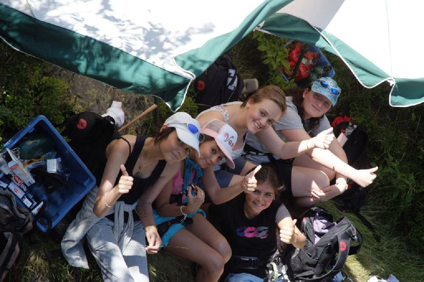 A la pause, cinq merveilleuses alpinistes : Naomi, Vanina, Laura, Manon, Marine.