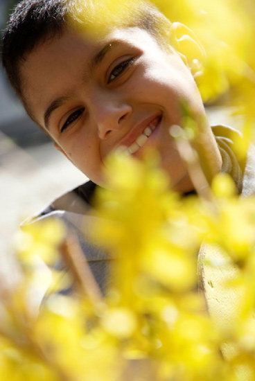 Rayan dans les fleurs.