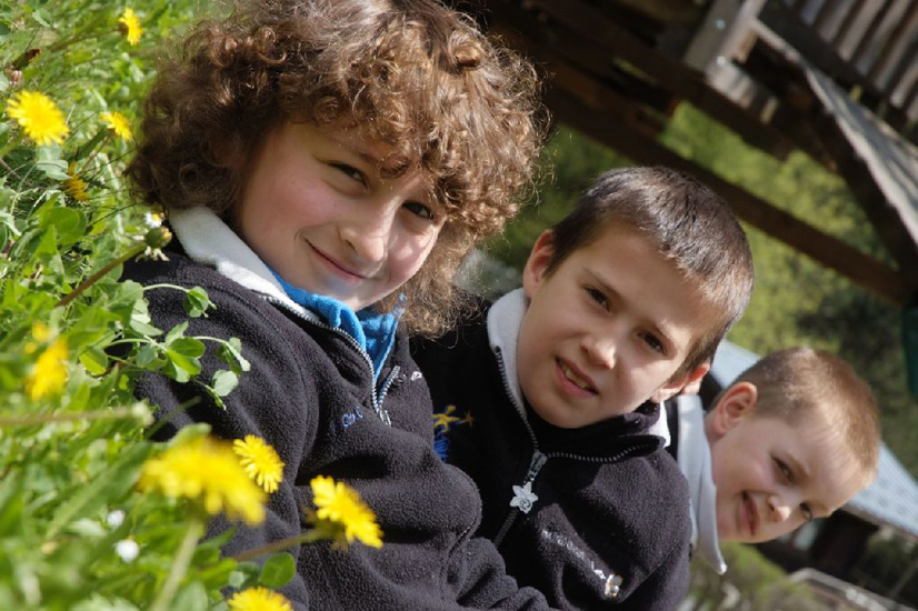 Petite pause extérieure, histoire de profiter du temps merveilleux ! Victorien,  Florian et Valentin.